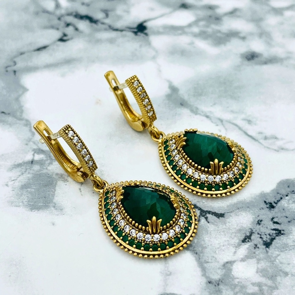 Elegant Green and Gold Jewelry Set - Picture 3 of 6
